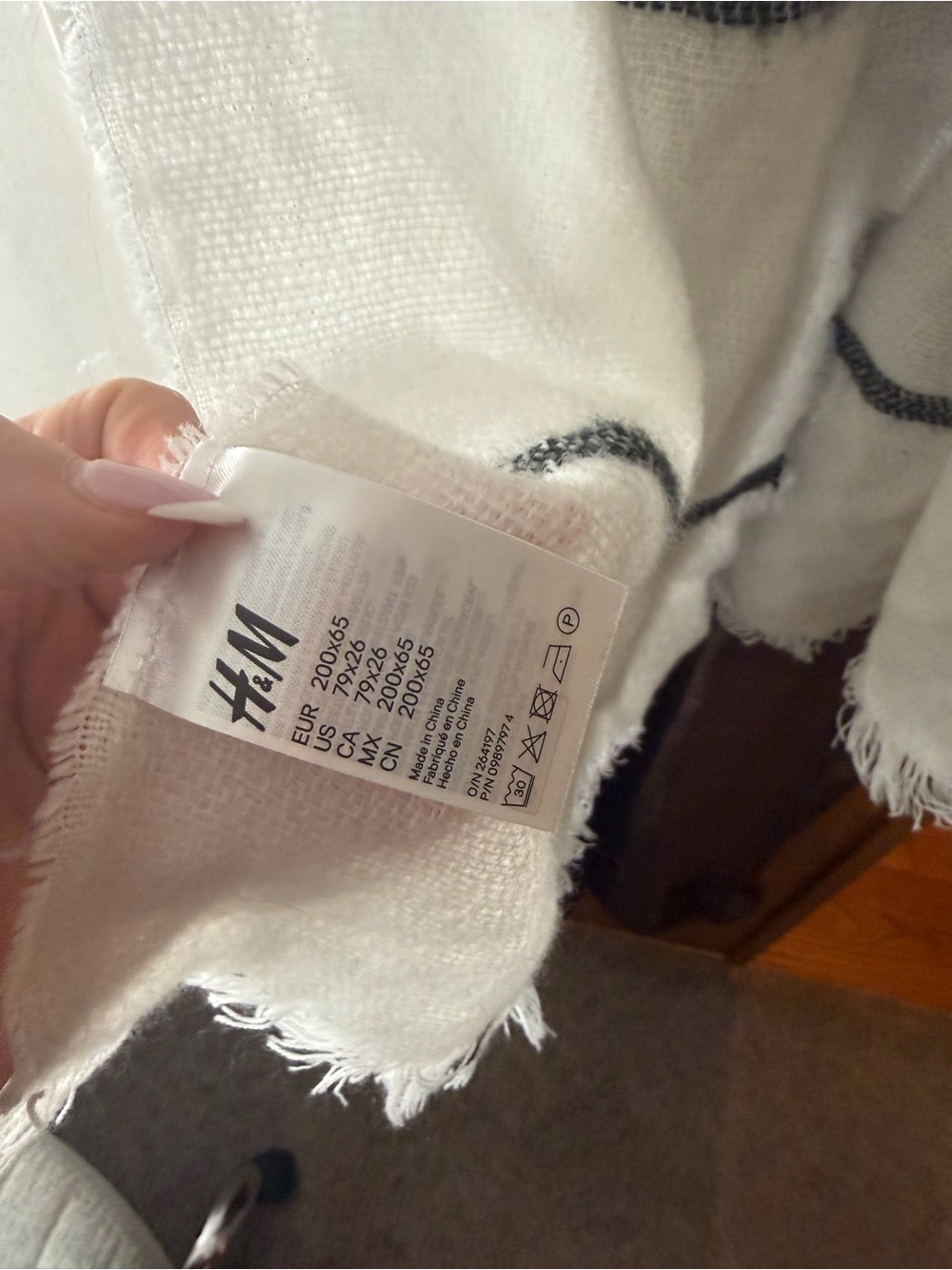 H&M White Scarf with Black Stripes - Picture 5 of 5